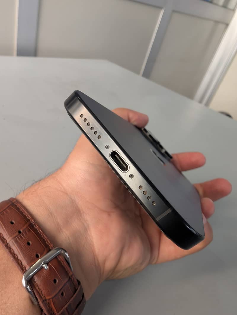 Apple iPhone 16 Pro Max 6