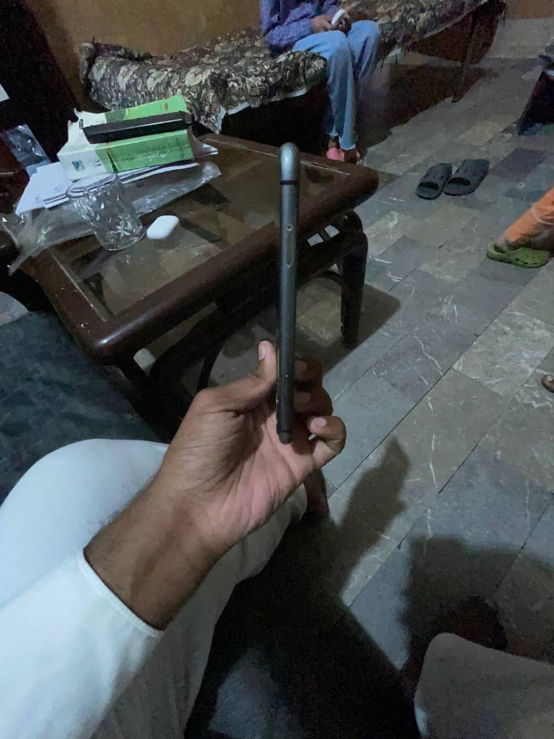 Apple iPhone 11 4