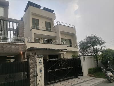 Prime Location 10 Marla Upper Portion For rent In Bankers Town