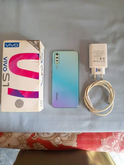 Vivo S1 8/256 GB INDISPLAY FINGER PRINT WITH BOX AND CHARGER.
