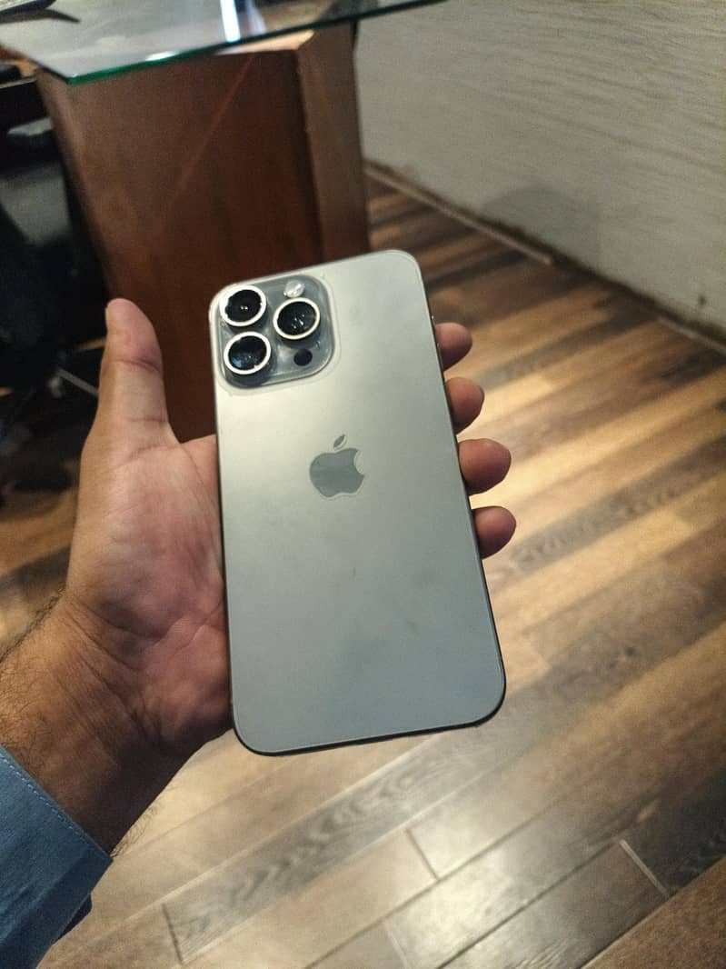 Apple iPhone 15 Pro Max 4