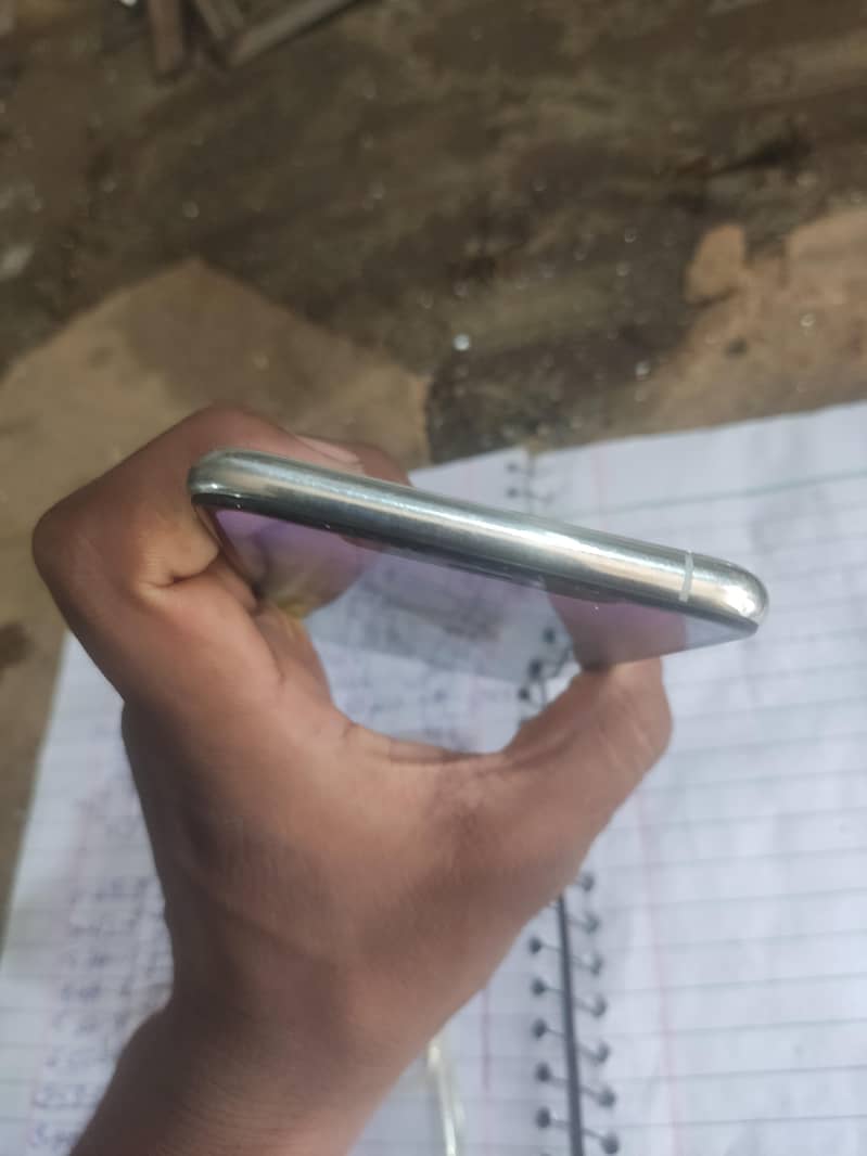 Apple iPhone XS Max 4
