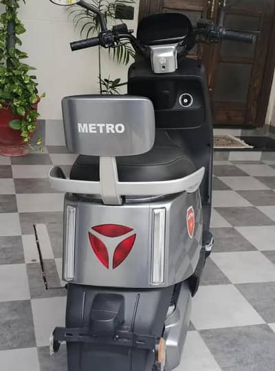 Metro E8S electric scooty