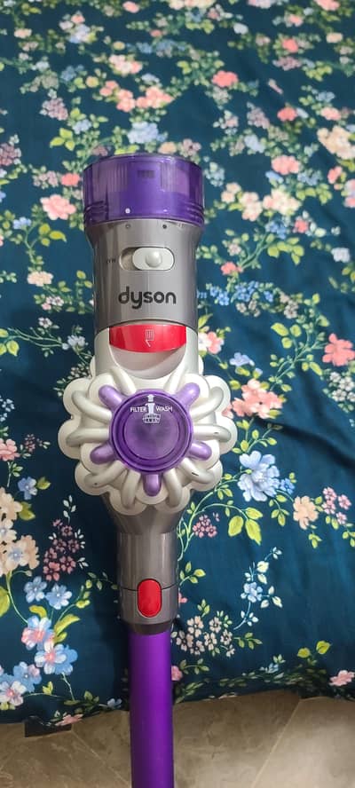 Dyson V8 Cordless Vacuum Cleaner (Model SV25) - 9/10 Condition