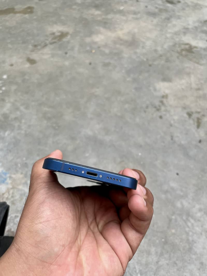 Apple iPhone 12 4
