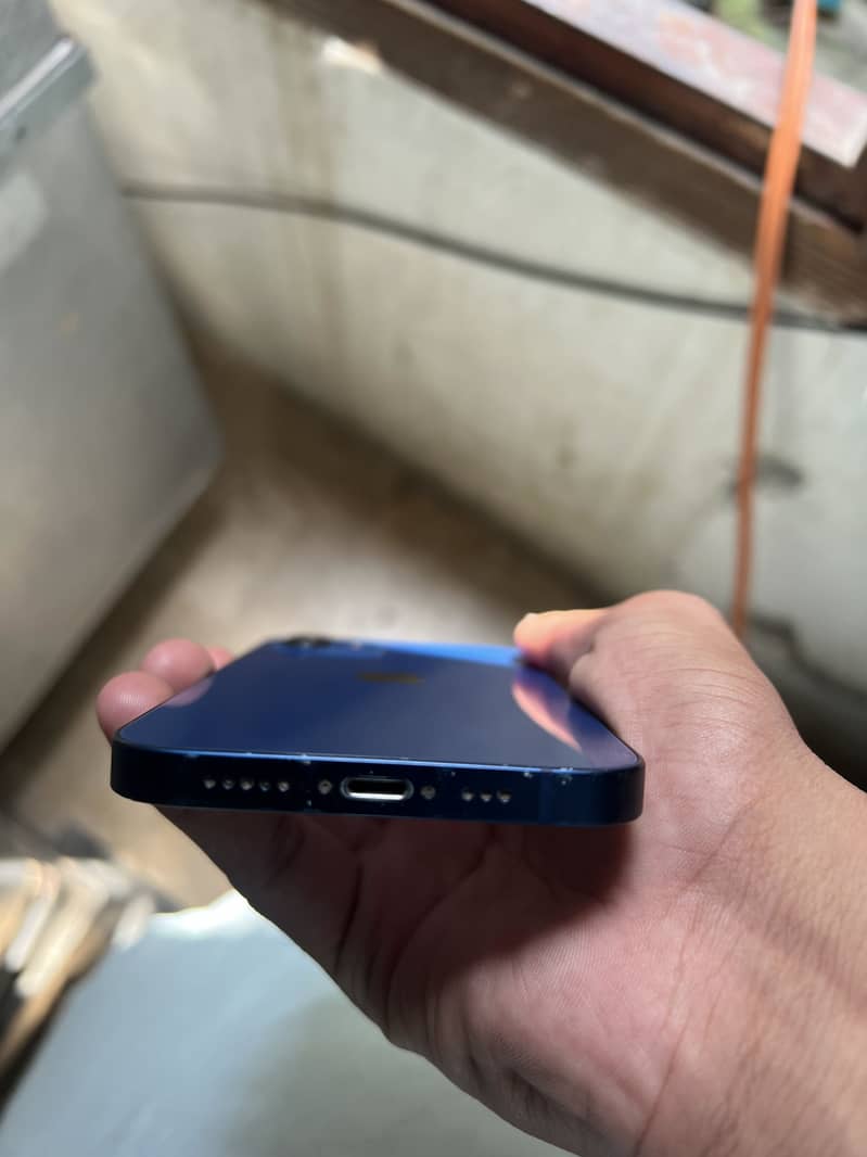 Apple iPhone 12 4