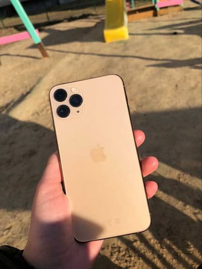 Apple iPhone 11 Pro Max jv 64gb gold with a minor back crack