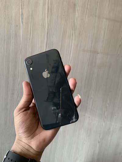 Apple iPhone XR / 64GB / 77% health.