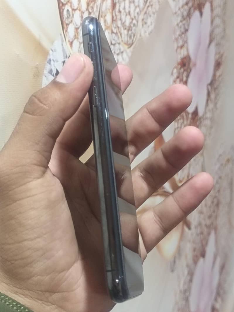 Apple iPhone XS 4