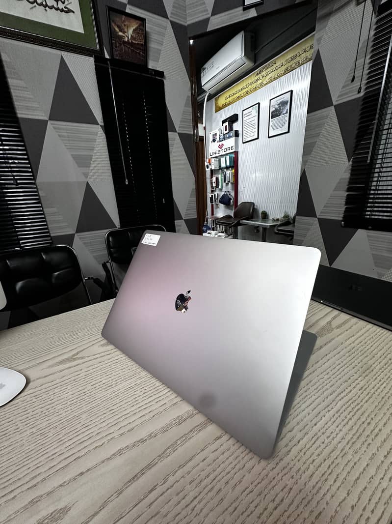 Macbook Pro (2019) 2
