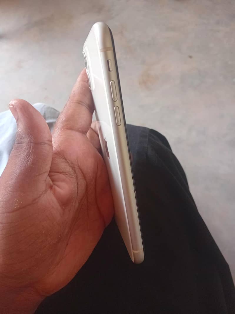 Apple iPhone 11 3
