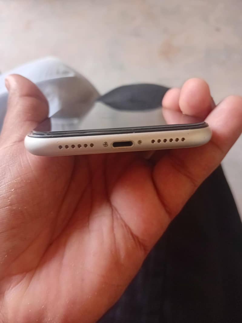 Apple iPhone 11 4