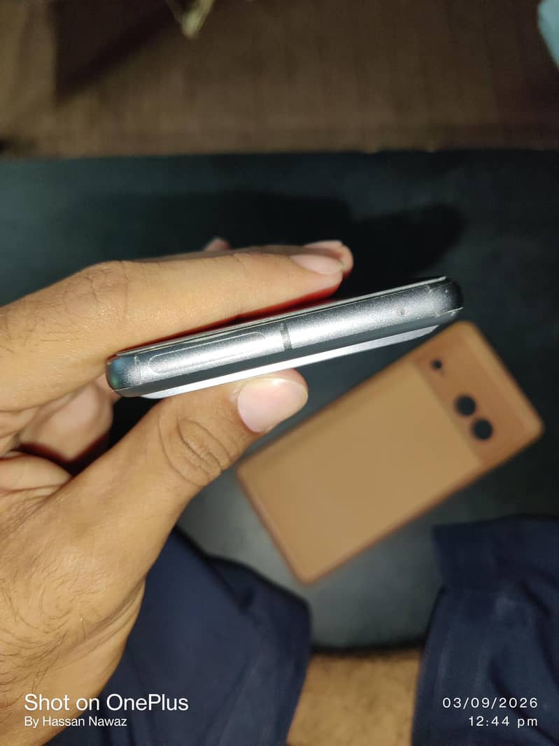 Google Pixel 7 4