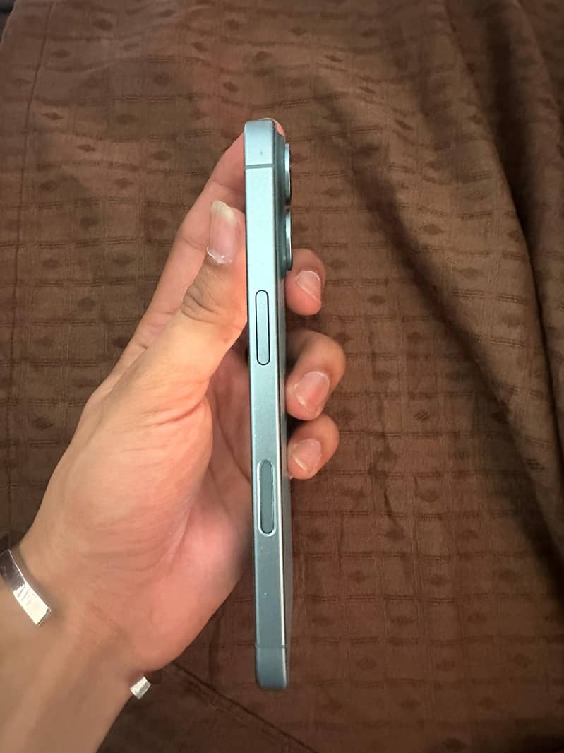 Apple iPhone 16 5