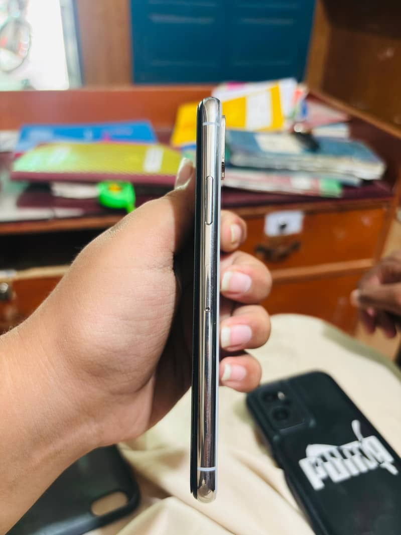 Apple iPhone X 3