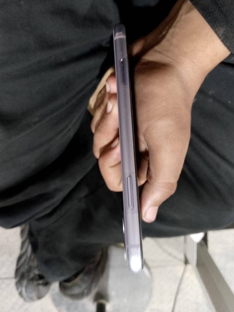 Apple iPhone 11 3
