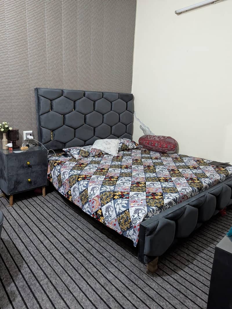bed set and dressing table 0