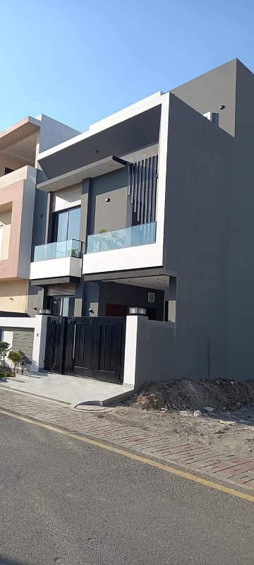 10 MARLA UPPER PORTION LIKE NEW OFFICE BACHELOR