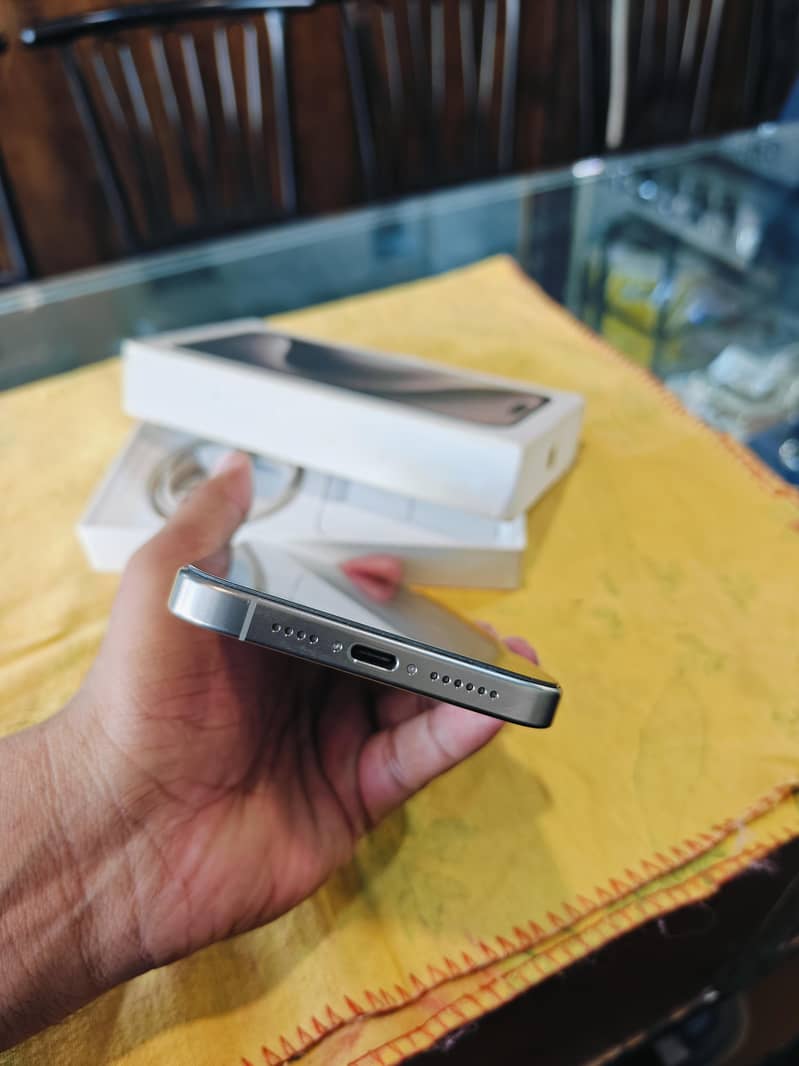 Apple iPhone 15 Pro Max 4