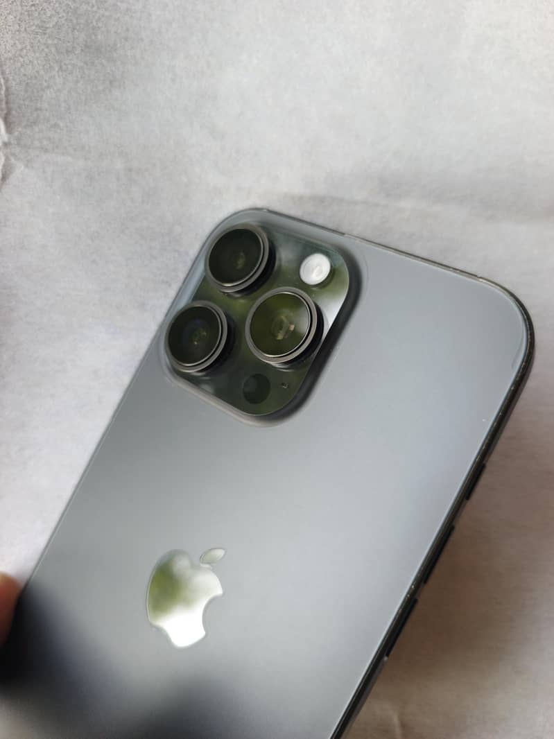 Apple iPhone 16 Pro Max 1