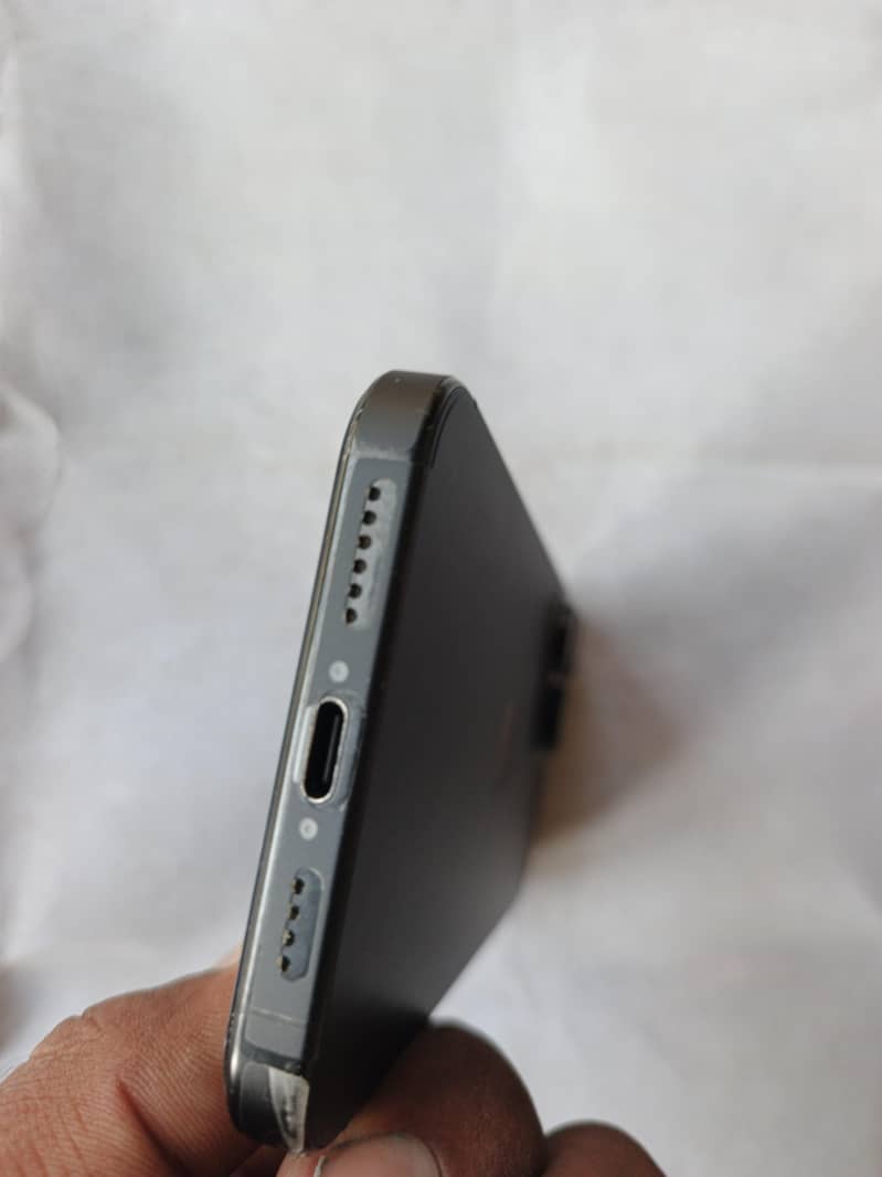 Apple iPhone 16 Pro Max 2