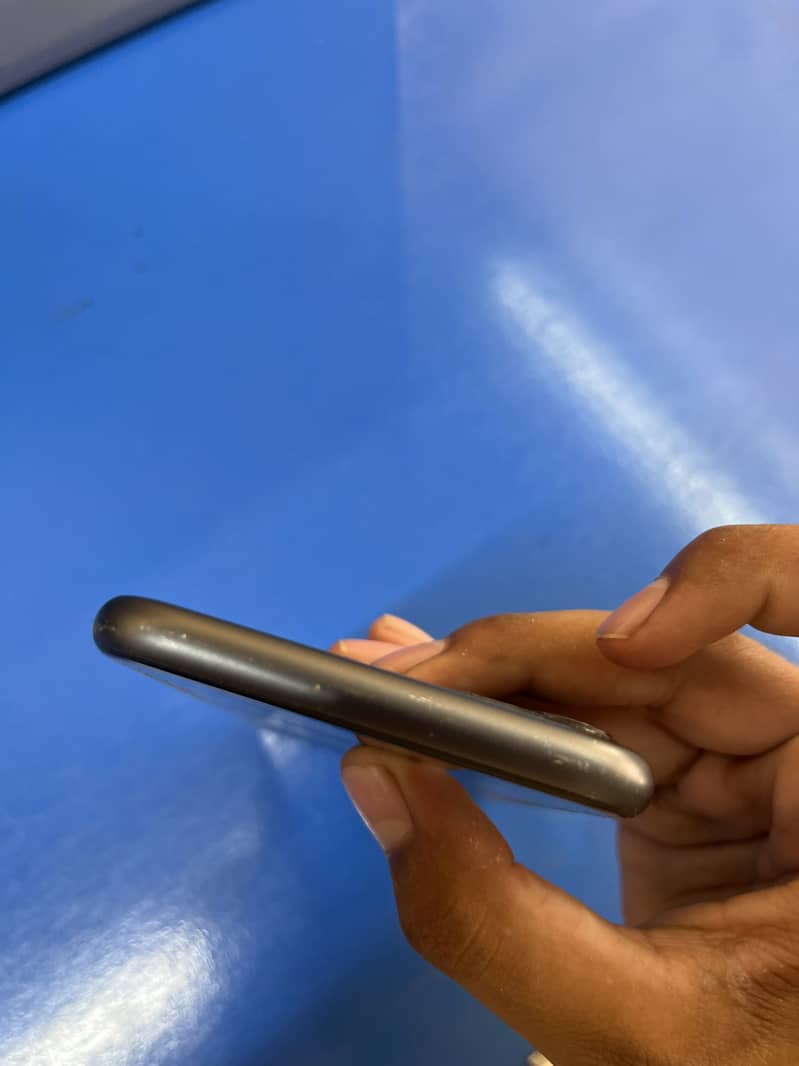 Apple iPhone 11 4