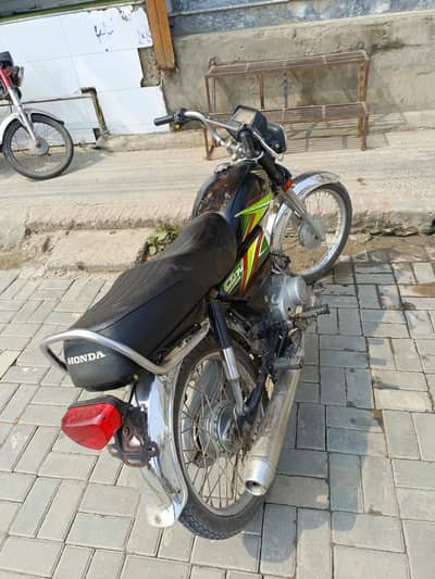 bike ma koi malsa ni ha. . . tyre new ha. . koi Kam ni hona wala. . .