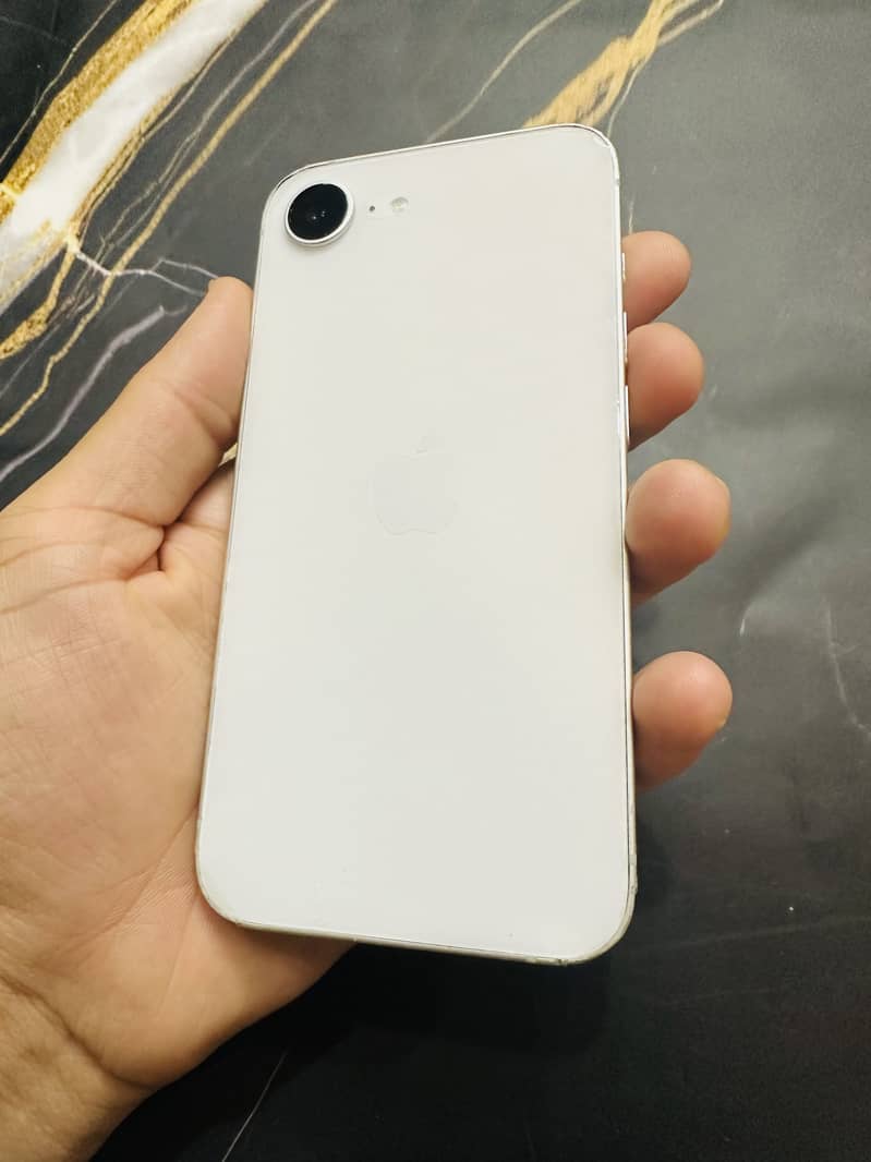 Apple iPhone 16e 1
