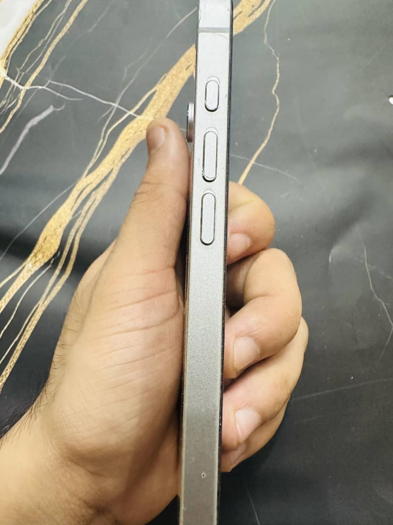 Apple iPhone 16e 2