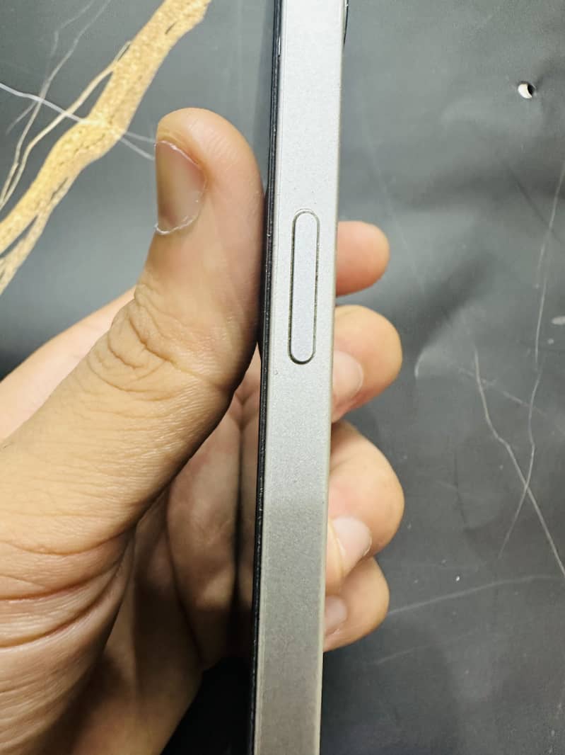 Apple iPhone 16e 3