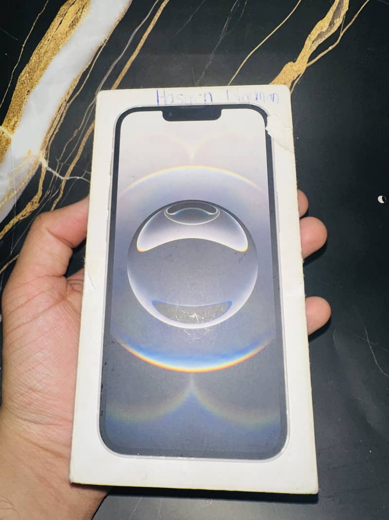 Apple iPhone 16e 4
