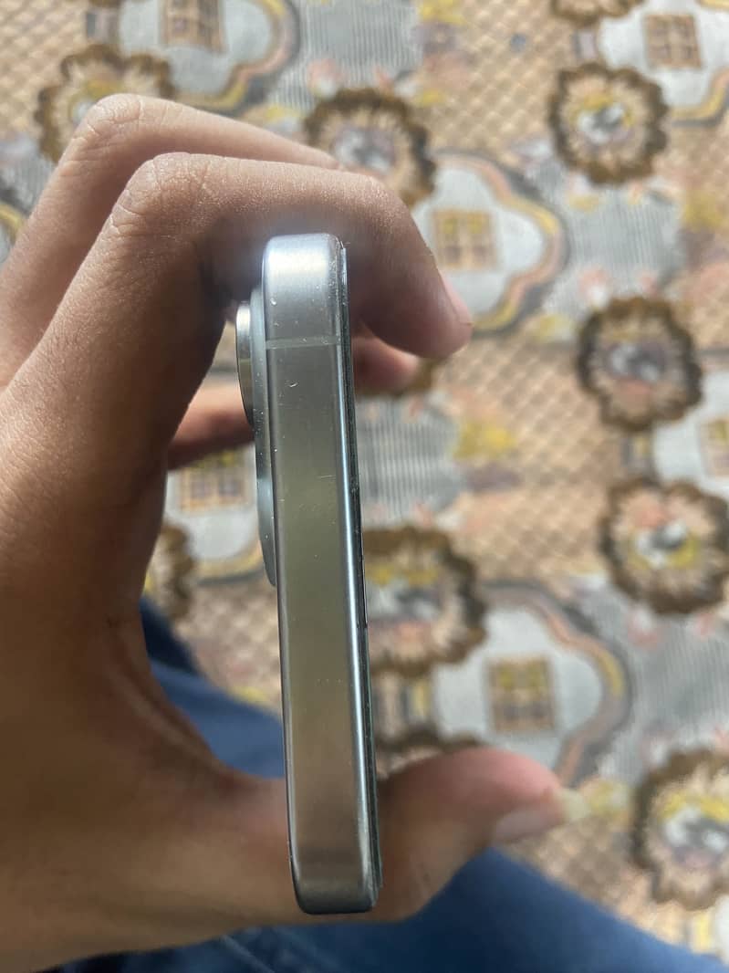 Apple iPhone 15 Pro Max 4
