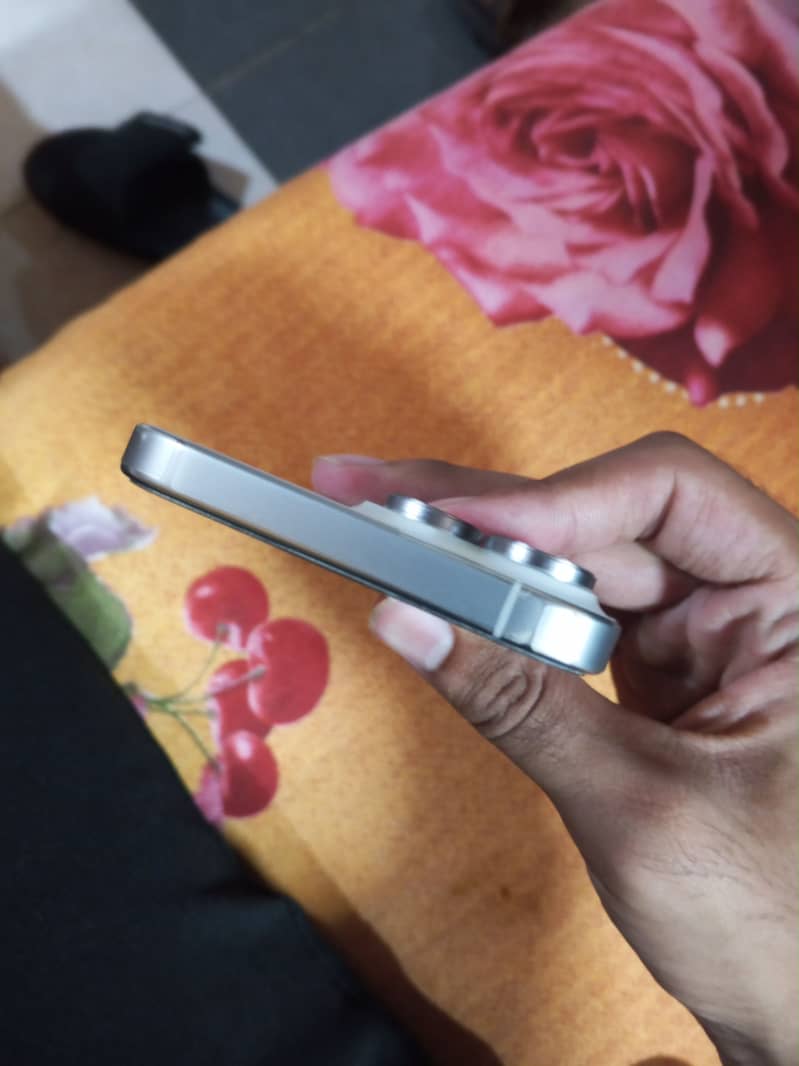 Apple iPhone 16 Pro Max 4