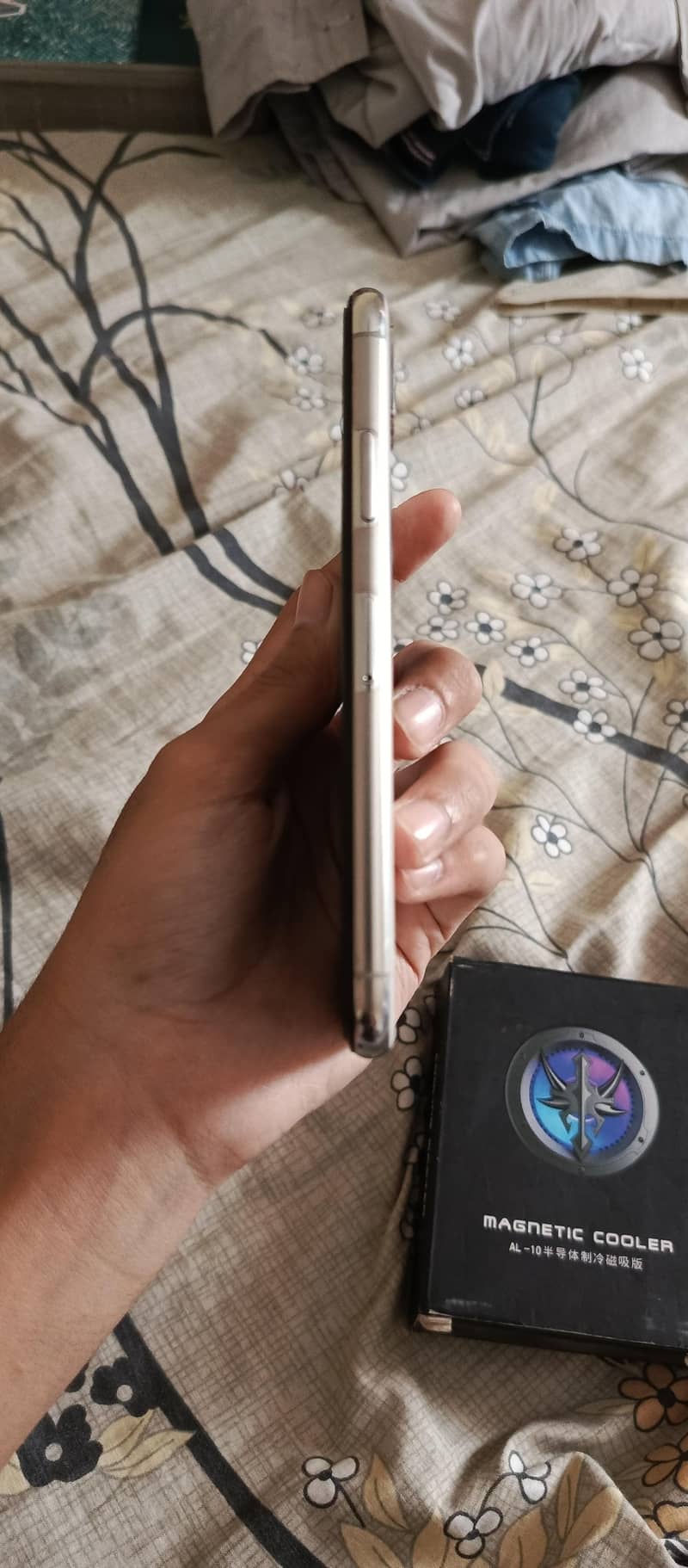 Apple iPhone X 4