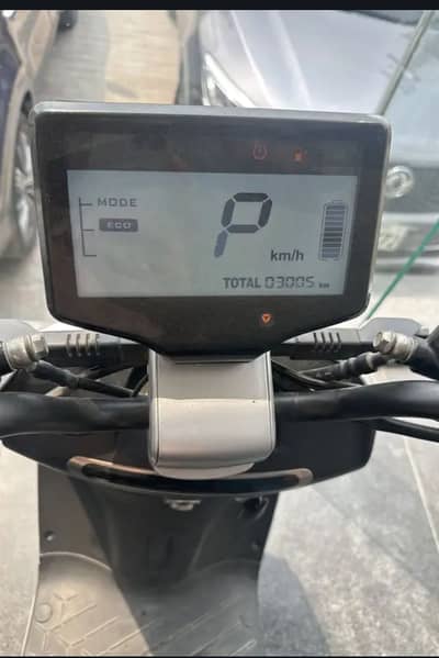 Yadea G5 Electric Scooter – 72V Graphene Battery 
