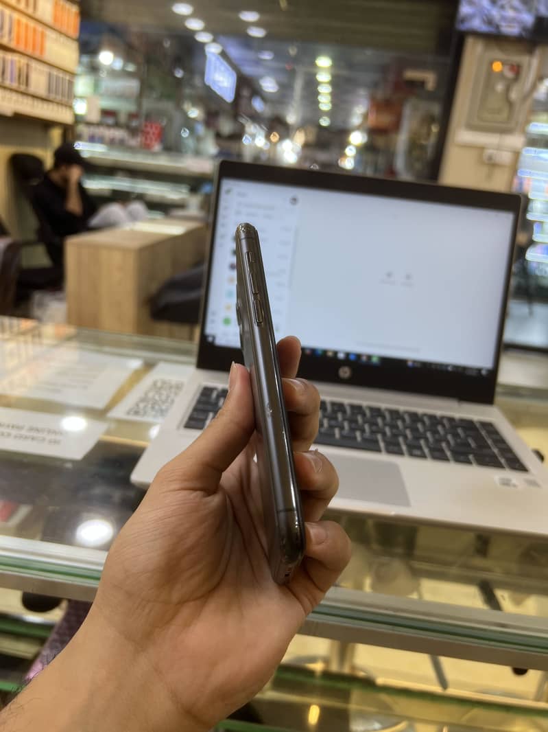 Apple iPhone 11 Pro 4