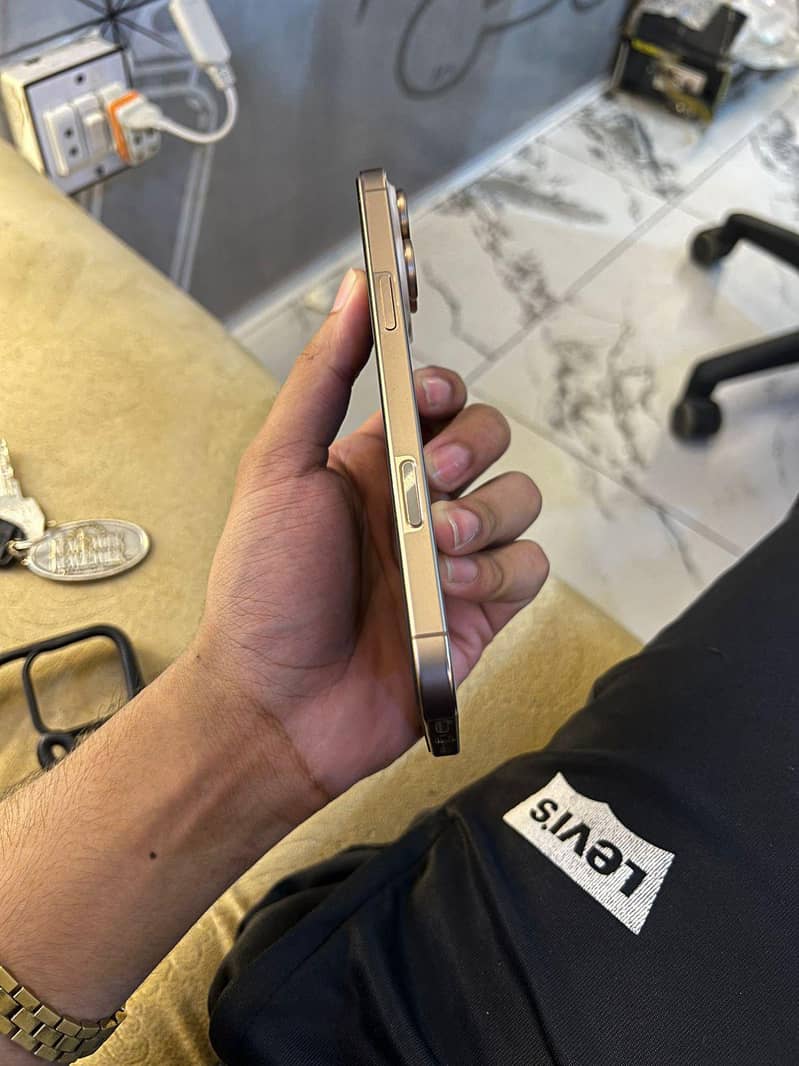 Apple iPhone 16 Pro Max 1