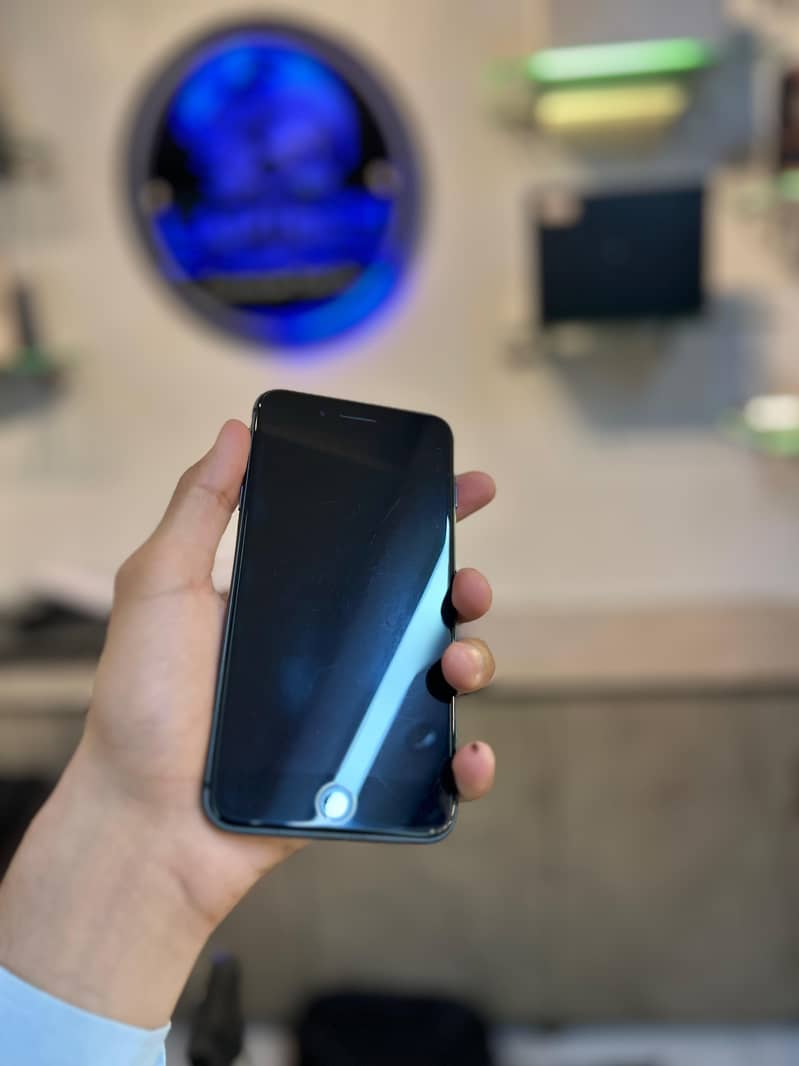 Apple iPhone 8 Plus 1