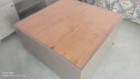 office wali centre table Golden color mein