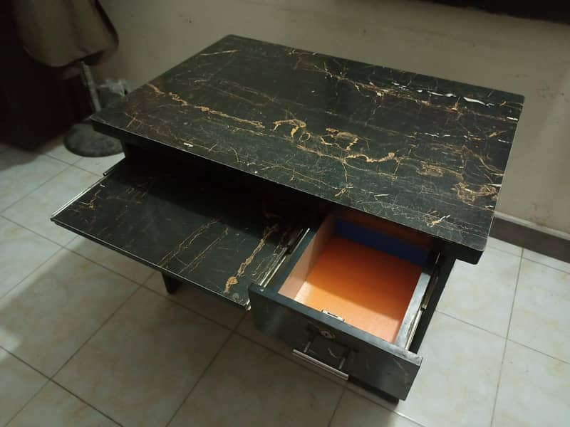 Office table (only table) Great condition 1