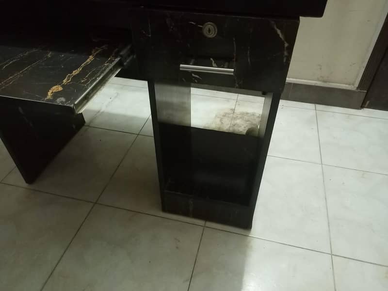 Office table (only table) Great condition 2