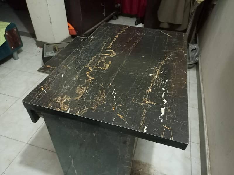 Office table (only table) Great condition 3