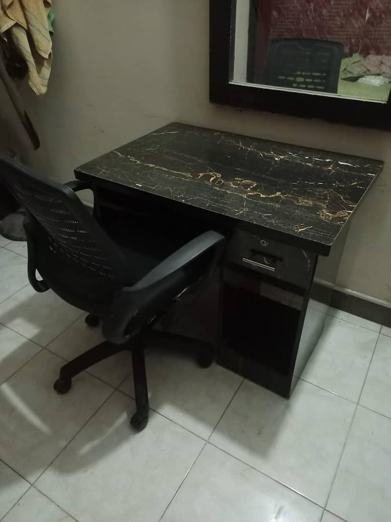 Office table (only table) Great condition 5