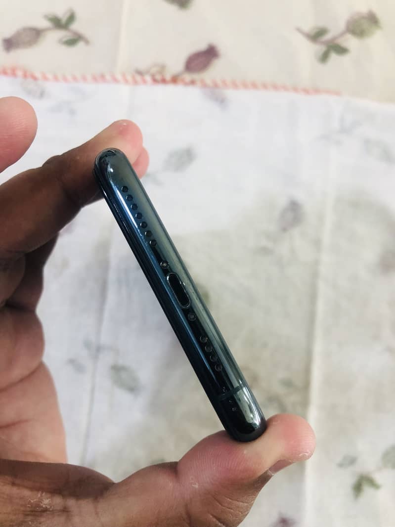 Apple iPhone 11 Pro Max 4