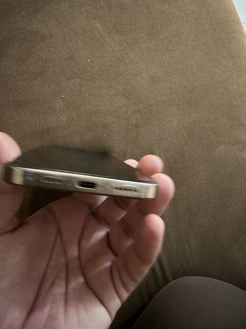 Apple iPhone 16 Pro Max 1