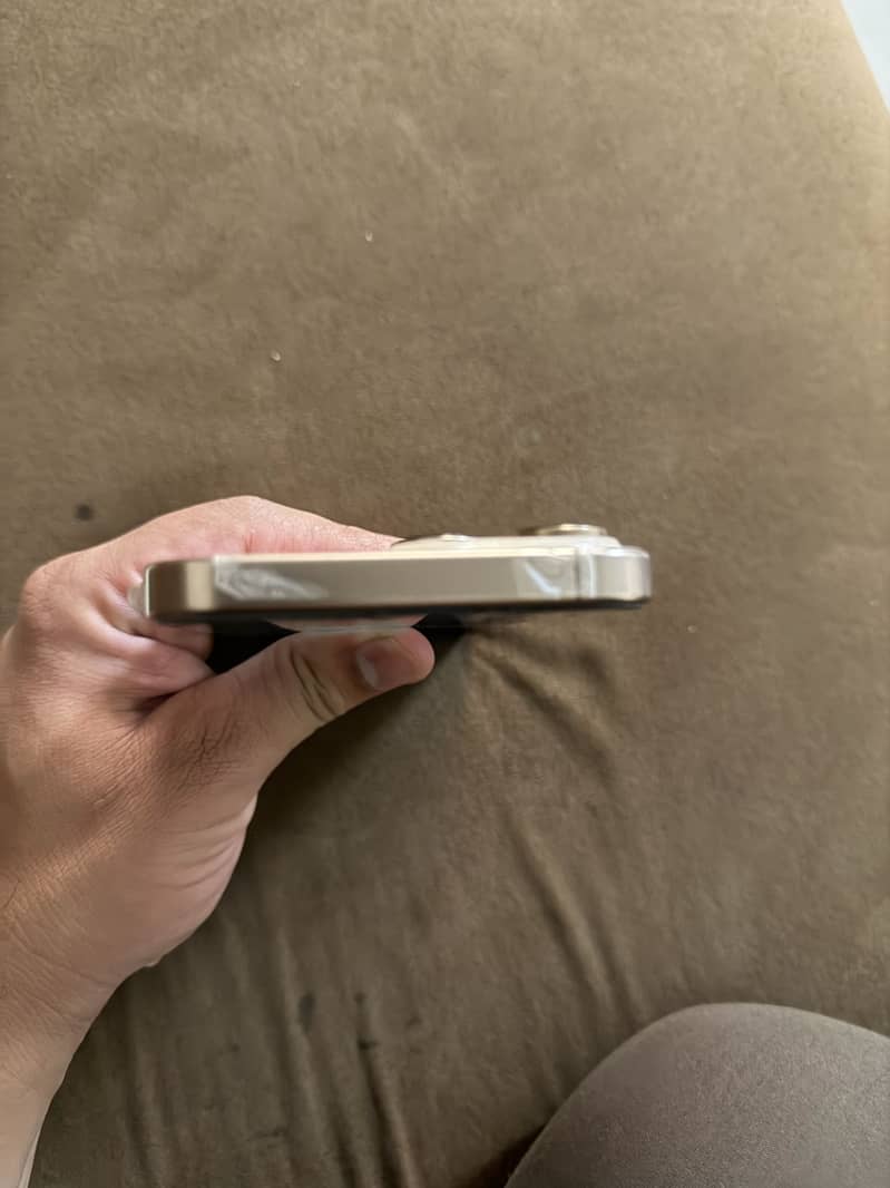 Apple iPhone 16 Pro Max 8