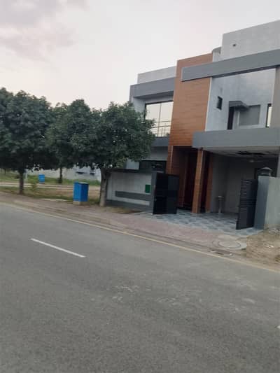 I RENT OUT A 8 MARLA HOUSE IN BAHRIA ORCHARD LAHORE PHASE 3