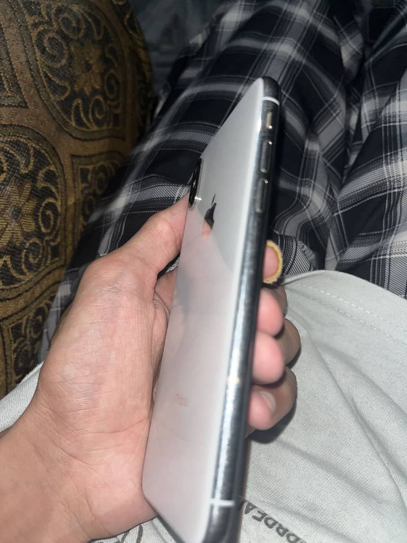 Apple iPhone X 3