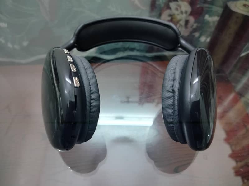 p9 Headsets 1