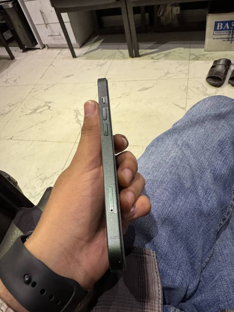 Apple iPhone 13 4